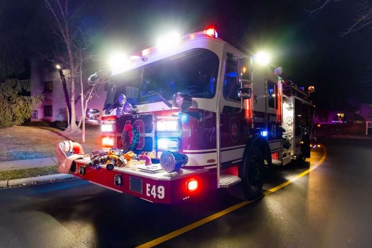 photo of fire truck lights at night, lighting a truck and the scene